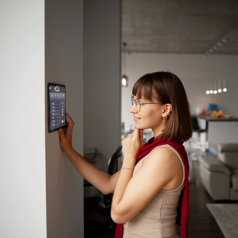 Eine Frau die dank der Anbindung von Glasfaser Smart Home ohne Abbrüche nutzen kann.